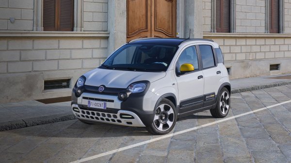 Въпросът е не само, че тези два модела се произвеждат от компании, които са част от концерна Stellantis, но и че базовите версии на тези автомобили се продават в Германия на една и съща цена от 14 990 евро. Всъщност между тях има доста разлики. Третото поколение на малкия хечбек Panda се роди през 2011 г., но се оказа толкова успешно, че се произвежда и до днес и е напълно в съответствие със съвременните тенденции.

На пазара на нови автомобили Panda се предлага като "мек" хибрид, който комбинират атмосферен трицилиндров бензинов двигател FireFly с обем от 999 кубика и мощност 70 к.с. и ремъчен стартер-генератор с 12-волтовата бордова мрежа, съчетан с  6-степенна механична скоростна кутия. Базовата цена на модела в България е 29 700 лв. с ДДС (15 185 евро).
