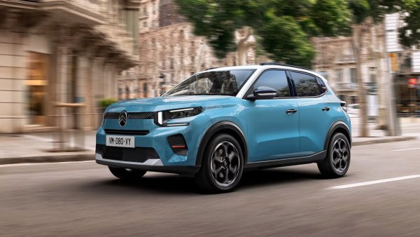 Настоящият Citroen C3 принадлежи към четвъртото поколение на този модел. За разлика от третата генерация на Panda, изградена на чисто фиатовската платформа FCA Mini, Citroen C3 е базиран на новата платформа Smart Car, обща за много модели на Stellantis (включително FIAT Grand Panda).

Под капака е 1,2-литров трицилиндров турбо двигател PureTech с мощност 100 к.с., който може да се комбинира с 6-степенна ръчна трансмисия или с новата хибридна автоматична трансмисия e-DCS6, разработена съвместно с Punch Powertrain. В битка за намаляване на производствените моделът няма много опции, но пък още в базовата версия е включено окачването Progressive Hydraulic Cushions. Цените на C3 в България започват от 32 796 лв. с ДДС (16 768 евро)
