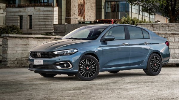 Дебютът му се състоя в Турция през 2015 г. През 2020 г. моделът претърпя рестайлинг, като до 2023 г. се произвеждаше от FCA Италия, а от 2023 г. щафетата бе поета от Stellantis Europe. Това е единственият седан с дизелов двигател и най-голямата кола в този списък. Седанът от сегмент B+ с 1,6-литров турбодизел MultiJet II с мощност 130 конски сили и 5-степенна механична скоростна кутия може да бъде купен в Германия за 16 990 евро. В България цените му започват от 39 715 лв. с ДДС (20 306 евро).
