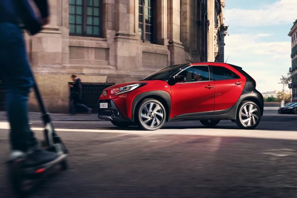 Продажбите на компактния крос-хечбек Toyota Aygo X стартираха в Европа през март 2022 г. и това е най-евтиният модел от европейската линия на японската компания. Той се произвежда в завода в чешкия град Колин, като през 2023 г. конвейерът трябваше да бъде временно спрян поради недостиг на компоненти, но сега се върна към нормална работа.

