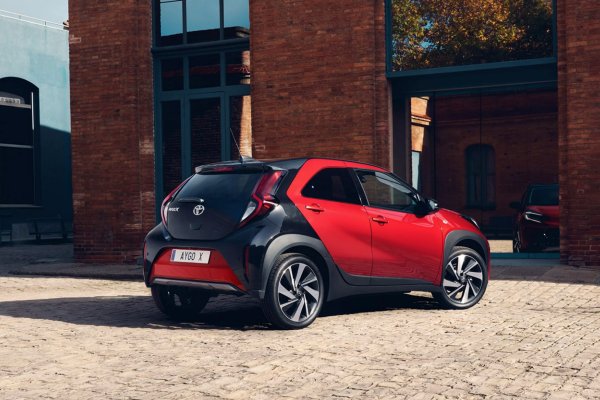 Малкият кросоувър е оборудван с редови трицилиндров двигател 1KR-B52 с обем 1 литър, който развива мощност от 72 к.с. и се съчетава с 5-степенна механична скоростна кутия. Тази версия струва 17 550 евро в Германия. Вариантът с два педала и безстепенна скоростна кутия струва значително повече - 22-23 хиляди евро. В България в момента цените са на промоция и започват от 31 151 лв. с ДДС (15 927 евро) за първата версия и 33 526 лв. (17 142 евро) за втората.
