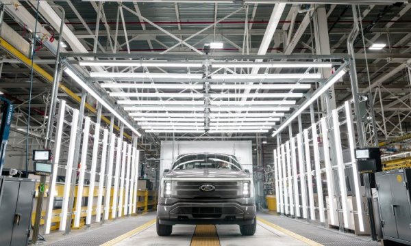 Това е съществуваща и вече масово използвана технология. При нея скъпият и деликатен за добив кобалт, който обикновено се използва за стабилизиране на катода, е заменен с други вещества. Например с железен фосфат - литиево-железнофосфатни батерии вече се използват от Tesla, от китайски производители и са на път да влязат в употреба на Volkswagen и Ford. Друг вариант е липсата на кобалт да се компенсира с по-големи количества никел, или с литиев титанат. 
И двете технологии са компромисни. Премахването на кобалта от уравнението намалява цената, но също така намалява и ефективността. Литиево-железофосфатните батерии имат по-ниска енергийна плътност. 
