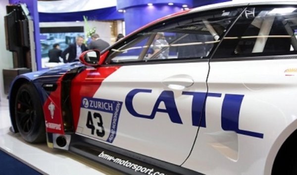 Още една технология, която през 2023 се превърна от мъгляво обещание за бъдещето в нещо, което се предлага свободно на пазара (поне в Китай). Тези батерии са подобни на литиево-йонните като принцип, но вместо литий използват като електролит... солена вода. Натрият е много по-достъпен и евтин от лития. Минусът е, че такава батерия има с около една трета по-ниска енергийна плътност от литиево-йонната. Плюсът е в по-ниската цена и в значително по-малкия риск от пожар. Вероятно натриево-йонните батерии ще се окажат добро решение за стационарно съхранение на енергия - примерно от фотоволтаика на покрива ви. Употребата им в автомобилите ще се ограничи до по-евтини модели с относително малък пробег. 
