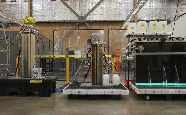 Ето една изключително любопитна батерия, която на практика използва ръждата като основен процес. При отдаване на енергия тя окислява желязото, а при зареждане го възстановява чрез обратна оксидация. Предимствата: драстично по-ниска цена (вероятно ще струват десет пъти по-малко от литиево-йонните при еднакъв капацитет) и по-дълъг живот. Минусите обаче също не са незначителни: доста големи размери (съществуващите прототипи са колкото електрическа печка), и дълго време за зареждане. Това ги прави неприложими в автомобилите, но идеални за стационарно съхранение на енергията. Американската Form Energy се кани да ги пусне в серийно производство още догодина. 
