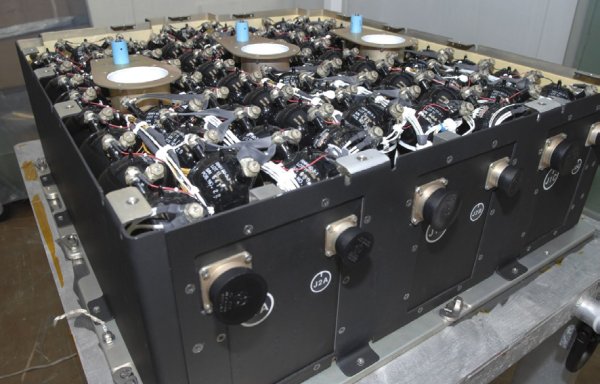 Още една технология, която съвсем не е нова - първата батерия от този тип е използвана в американски навигационен сателит още през 70-те години. Особеното тук е електролитът - не течност или гел, а водород в газообразна форма, съхраняван под налягане от над 80 атмосфери. Енергийната плътност е относително ниска - едва 55-75 ватчаса за килограм, но причината за това е, че батерията е изключително лека. Другото голямо предимство: спокойно издържа до 20,000 цикъла на зареждане и разреждане, близо десет пъти повече от обикновената литиево-йонна батерия. Деликатният въпрос е, както и при всяка друга технология с участието на водород, как да се съхранява необикновено летливият газ. 