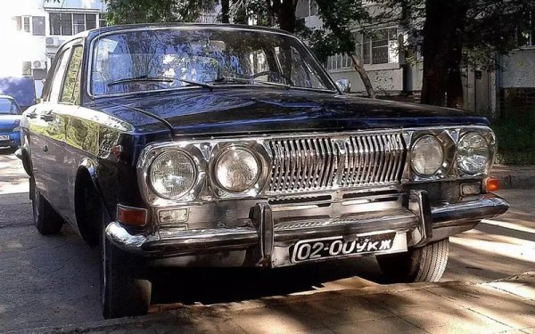 Добавянето на допълнителни фарове незабавно вдигаше престижа на автомобила. Някои успяваха да оборудват жигулите си с допълнителни фарове за мъгла, разработени уж за рали състезанията. Но истинските майстори успяваха изцяло да преправят светлините на автомобилите си - като при тази Волга ГАЗ-24, която никога не е излизала  от завода с четири предни фара.
