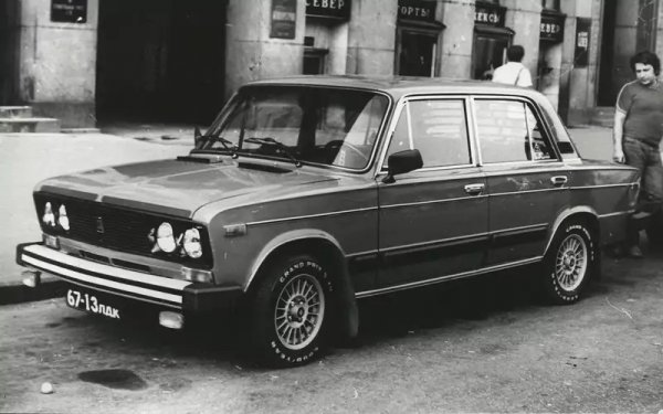 През 80-те на мястото на "блестящата" мода дойдоха черните пластмасови елементи. Покрай нелегално проникналите през Желязната завеса филми на автомобилна тематика модерно беше и да се пребоядиса покривът и дори предният капак в черен цвят. Тази Лада е отличен пример - не само с черни пластмаси, но и с гуми тип "корекомки". 

