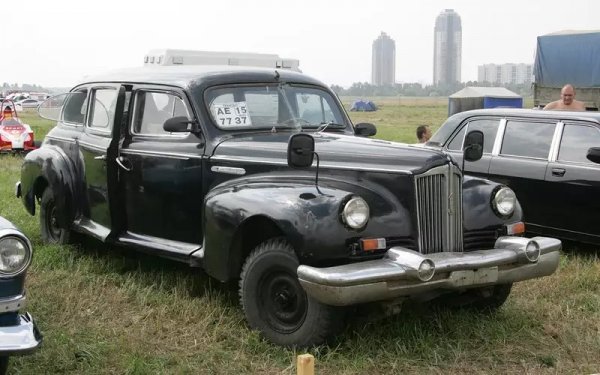 Опитите за по-съществен оптичен тунинг неизменно се сблъскваха с недостига на материал. Ентусиастите трябваше да се оправят, с каквото намерят - най-често комбинирайки компоненти от няколко различни масови модела. Този съветски ЗИС-110 например е с броня от Чайка, мигачи от Жигули и огледала от поне три различни модела.
