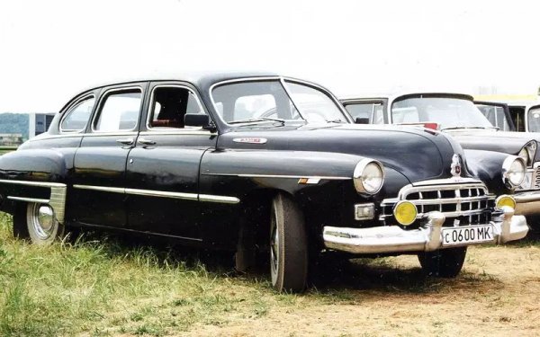 По правило автомобилите на социализма бяха със спартанско оборудване и възможно най-опростена конструкция. Но това никога не е спирало ентусиастите. Този ЗИМ например е с добавен усилвател на волана от Волга, и с фарове за мъгла, които се въртят заедно с волана. 
