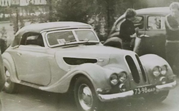 В Съветския съюз след Втората световна война попадат и немалко западни автомобили - или предоставени от съюзниците, или завоювани като трофеи. Днес тези коли са колекционерски класики, и затова доработките, на които са били подлагани, предизвикват ужас. Но всъщност хората, които са ги правили, просто е трябвало да измислят начин да продължат да се движат с колите си - горе-долу както кубинските шофьори поддържат с всякакви средства старите си кадилаци и понтиаци от 50-те години. 
На снимката е класическо BMW 327, облагородено обаче с фарове от ВАЗ-2106 и мигачи от Москвич-412. 
