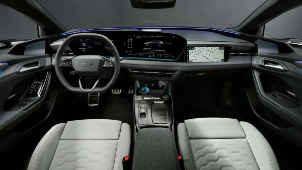 Конфигурацията на таблото при A6 e-tron е подобна на тази в новото А5 (наследника на досегашното А4). Това означава три екрана един до друг (вместо два един върху друг, както бе при повечето от досегашните модели на Audi). Два от екраните са обединени в общ блок - единият служи като т. нар. "дигитален кокпит" с приборите и информацията за шофьора, другият е за мултимедията.
