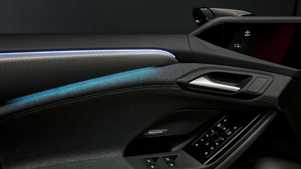 Съдейки по снимките и впечатленията от статичното представяне, качеството на материалите е на познатото високо ниво. Материалите по таблото и горната част на панелите на вратите са от мек макериал, с допълнителна тапицерия от сатен и декорации с алуминиево покритие. 
