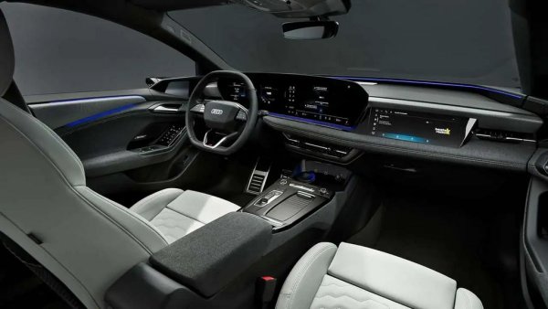 Седалките в базовите версии са тапицирани в специална текстилна материя, много мека на пипане, и с контрастни сиви шевове. Има и огромен панорамен покрив, като пропускливостта на стъклото може да се променя по електронен път от напълно прозрачно до почти изцяло затъмнено. 
