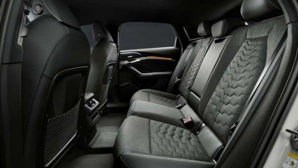 Междуосието е пораснало с 2 см спрямо досегашното А6 и вече достига 2.94 метра, което осигурява повече място за краката на пътниците отзад. Не липсва пространство и на височина. 
