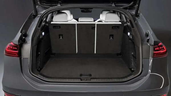 Багажното пространство е щедро и, в зависимост от модела и от конфигурацията на задните седалки, варира между 502 и 1422 литра. Има и допълнителен специален отсек за кабелите за зареждане, с обем 27 литра. 

