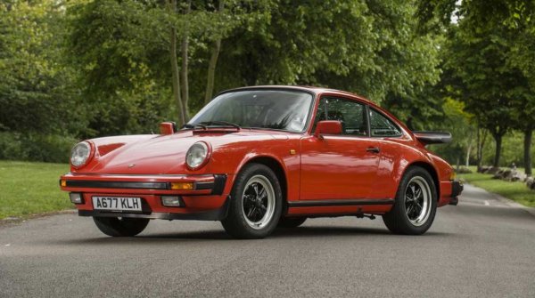 Всъщност Мей притежава няколко Porsche, но това класическо 911 от 1984 година с въздушно охлаждане има честта да бъде определено от него като "най-добрата кола, която съм си купувал някога". 
