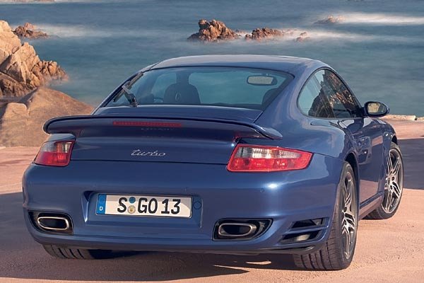 На разширената задница на Porsche 911 Turbo (997) има променен спойлер.