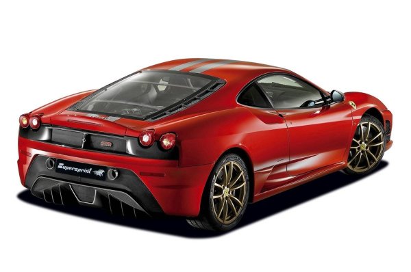 В превод: конюшня

Всъщност, безкомпромисните модели на Ferrari със средноразположен двигател имат сериозна история със странни имена. F430 получава добавката Scuderia към името си в знак на почит към конюшните, в които се отглеждали знаменитите италиански състезателни коне. И като цяло прави суперлогична асоциацията на Ferrari с буйните жребци. Дотолкова, че от много, много години, състезателните отбори на италианците се наричат Scuderia Ferrari.