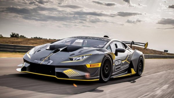 В превод: състезателен отбор

"Здравейте! Ние сме състезателният отбор Lamborghini!" Работата е ясна, знаете кои са и за какво са тук. Довиждане!

Звучи наистина обикновено (макар и правдоподобно), но си го представете изречено на италиански: “Buongiorno. Noi siamo il Lamborghini Squadra Corse.” Доста по-добре ни се струва. Все още имате цялата информация в името, но звучи, все едно е дошъл специален отряд на силите за борба с безредиците...