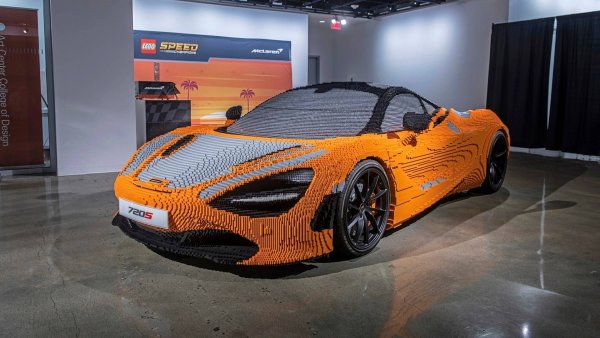 Работни часове: над 2000; брой части: около 280 000

За да създаде този макет в реални пропорции, McLaren използва сътрудничеството с експерт по конструиране с Lego и... няколко хиляди посетители на Автомобилния музей Питърсън в Лос Анджелис, които са наместили последните 12000 от около 280 000 блокчета, от които е направена пластмасовата скулптура. Моделът в мащаб 1:1 тежи 1400 кг или с 10% повече от истинската кола. Частично заради стоманената основа, върху която е изграден.