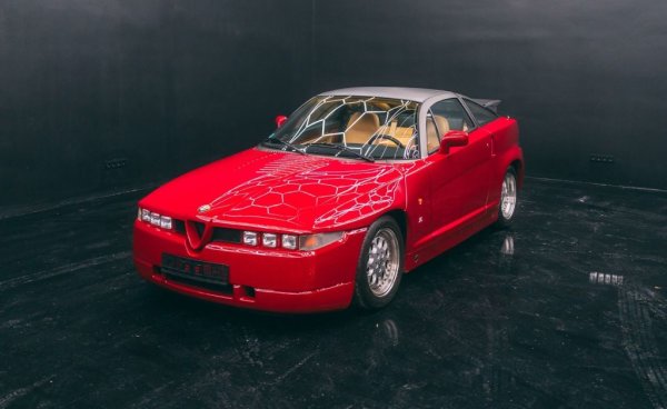 Очаквана цена: 55,000 - 75,000 евро
През 80-те, когато Fiat погълна Alfa Romeo, новите собственици искаха да успокоят почитателите на марката, че и занапред ще има впечатляващи спортни модели, а не само ширпотреба. Така се роди Alfa Romeo SZ - плод на дизайнерския гений на Робер Опрон, бащата на Citroen SM. Пок капака е впечатляващ 3-литров V6 с 207 коня максимална мощност. Произвеждана не от Alfa, а от ателието Zagato, тази кола е един от най-редките модели на марката, със само 1036 произведени екземпляра. А този е само с 5836 км пробег. 
