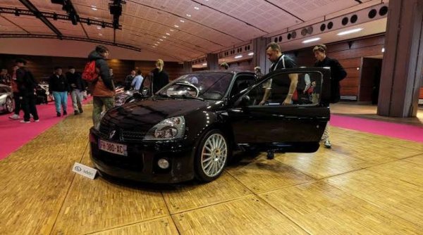 Очаквана цена: 70,000 - 110,000 евро
На пръв поглед едно Clio второ поколение няма място на търг за класически автомобили. Но това далеч не е обикновено Clio. Продължител на дълга традиция от спортни модели на Renault, Clio V6 255 e разработено от Tom Walkinshaw Racing. Там, където масовият модел има задна седалка, тук е разположен 3-литров V6 с 24 кларана и 255 коня мощност. А през 2003 производството бе преместено от TWR във фабриката на Renault Sport в Диеп. Общо от тази кола съществуват само 1039 екземпляра, а този конкретно има пълна история и 28 233 км пробег. 
