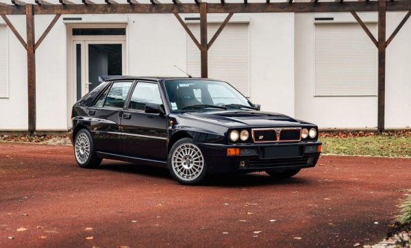 Очаквана цена: 90,000 - 130,000 евро
Легендата Delta Integrale се ражда след края на злополучната Група В на Световния рали шампионат. През 1987 Delta HF 4WD печели 9 от 13 ралита в новия шампиона на Група А. В края на същата година е представена широката версия Integrale, а през 1993 е дебютът на върховия вариант - Evoluzione II. По това време вече Delta е спечелила за компанията безпрецедентните 6 поредни световни титли при конструкторите. 
Цивилната версия има 2-литров мотор, 212 конски сили и задвижване на четирите колела. 
