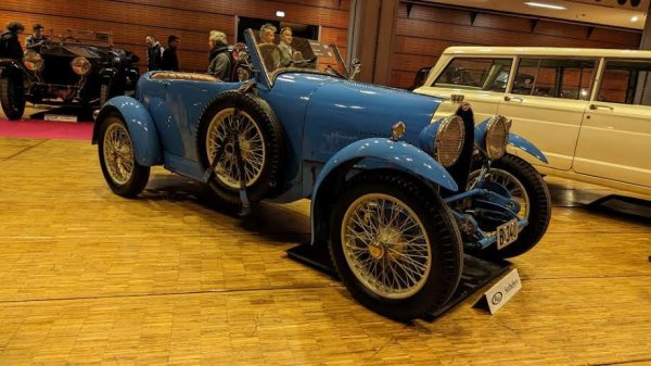 Очаквана цена: 200,000 - 250,000 евро
Type 40 няма легендарния статут на Type 57, една от най-ценните коли в историята. Но все пак е достатъчно рядък: само 790 бройки са били произведени в Молсхайм, и сравнително малко от тях са оцелели до наши дни. Тази конкретна кола е поръчана от бразилския граф Луис Едуардо Матарацо. Сменила е доста собственици, разбира се. През 1994 основно е реконструирана скоростната кутия, а през 2013 - и 4-цилиндровият двигател. 