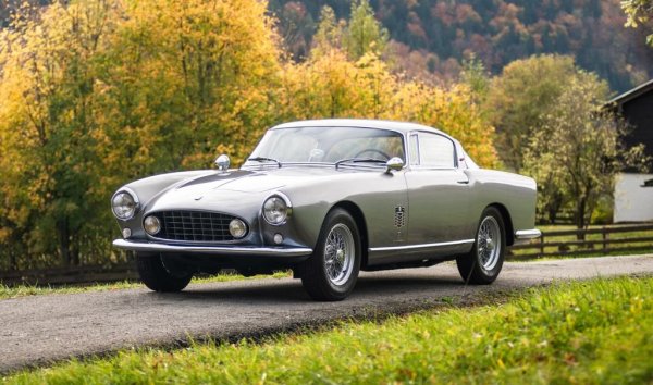 Очаквана цена: 350,000 - 450,000 евро
Този автомобил е 191-ият от общо 300 бройки 250 GTE 2+2 Series III, задвижван от легендарния 3-литров V12 двигател Colombo. Продадено е в Италия, сменило е шестима собственици, преди в средата на 80-те да бъде преоборудвано като състезателно и да участва в ралита като Тарга Флорио Класика и Копа дел Апенино. След 1999 е възстановено в оригиналния си вид, включително и във фабричния цвят Blu Sera. 