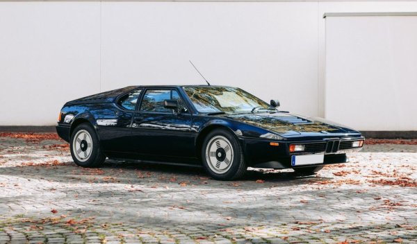 Очаквана цена: 480,000 - 550,000 евро
С дизайн на Джорджето Джуджаро и състезателно шаси от Джан Паоло Далара, М1 е първият и единствен до момента суперавтомобил на BMW. Олекотеният корпус от фибростъкло е дело на Trasformazioni Italiana Resine. Произведени са 56 бройки за състезания в шампионата Procar, и 399 за свободна продажба. Тази конкретна кола е 276-ата от тях, с 3.5-литров редови шестцилиндров мотор и с 21,142 км на километража. 
