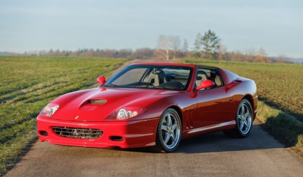 Очаквана цена: 600,000 - 800,000 евро
Модел в класическата традиция на предноразположен V12, който тук е с обем 5.7 литра и максимална скорост 320 км/ч. Както подсказва името, тази кола е разработена на базата на 575 Maranello с мисъл основно за щатския пазар. Само 43 бройки обаче са с ръчна скоростна кутия, и това е една от тях. Другият коз на модела е специалният покрив Revocromico, създаден съвмествно със Saint-Gobain, който може да се затъмнява в пет различни степени само с натискането на бутон. Километражът показва пробег от 15,157 км. 
