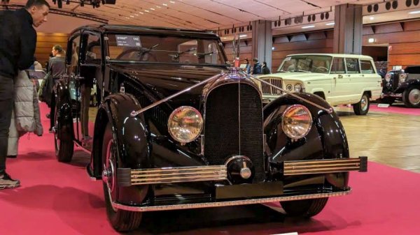 Очаквана цена: 600,000 - 800,000 евро
Avions Voisin е автомобилна марка, създадена от авиационния пионер Габриел Воазин край Париж през 1919, и просъществувала до 1939. С25 e eдин от най-редките й модели, произведен само в 28 екземпляра през 30-те години. Тази конкретна кола е била продадена на френски корабен магнат и има пълна сервизна история от 1937 насам - тоест почти 87 години. Между 2015 и 2019 автомобилът е претърпял пълна реставрация на стойност 300,000 евро. 
