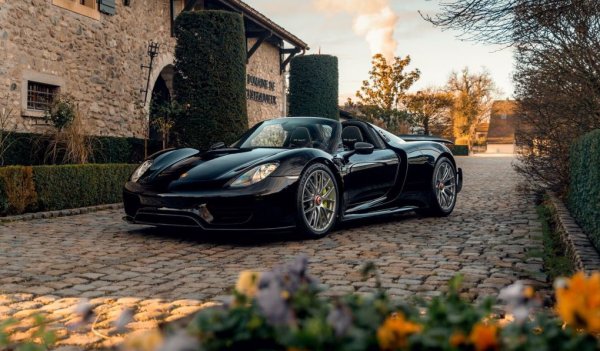 Очаквана цена: 1,600,000 - 1,800,000 евро
Върховният спортен модел на Porsche до момента, и то в най-високата му версия Weissach. Конкретната кола е притежавана само от един собственик и е издминала 2,568 км. Задвижва се от 4.6-литров V8 с четири вала в комбинация с хибридна система. Тази кола ускорява от 0 до 100 км/ч за малко над 2 секунди, максималната скорост е над 320 км/ч. Към това пакетът Weissach добавя специални джанти от магнезиева сплав, шестточкови колани, тапицерия от алкантара и каишки на вратите вместо нормални дръжки. Това и още няколко трика понижават теглото с 45 кг спрямо стандартната версия. 
