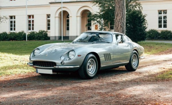 Очаквана цена: 2,700,000 - 3,200,000 евро
Елегантното 275 GTB с каросерия от Серджо Скалиети е една от сензациите на Парижкия автосалон през 1964. Тук митичният 3-литров двигател на Джоакино Коломбо е заменен вече е от нов агрегат, 3.3-литров, който значително снижава центъра на тежестта. И освен това осигурява 257 км/ч максимална скорост и едва около 6 секунди за ускорение от 0 до 100 км/ч. Тази кола е от върховата версия 6C Alloy Berlinetta, с шест карбуратора Weber.