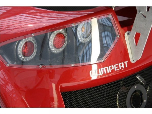 Купето на Apollo е изградено от фибростъкло, но се предлага и каросерия произведена от карбон. 