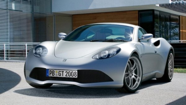 Двигателят VR6 на Volkswagen се предлага и за задвижване на по-спортни автомобили като Artega GT. Създаден от малкия немски производител Artega, този двуместен автомобил, проектиран от Хенрик Фискер, има алуминиево шаси с пространствена рамка, каросерия от карбон и 3,6-литров VR6 двигател, взет от Volkswagen Passat R36. Това означава, че той доставя 300 к.с. на задните колела чрез шестстепенна автоматична трансмисия DSG. Само 153 бройки от GT са произведени от 2009 г., преди Artega да обяви фалит през 2012 г.
