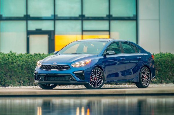 При компактните модели на първо място е Kia Forte, продавана на някои пазари и като Ceratо. След нея се нареждат Hyundai Elantra и Volkswagen Jetta.