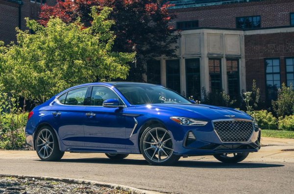 В тази категория победител е корейският Genesis G70, а във врата му дишат доста сериозни конкуренти – Lexus IS и Mercedes-Benz C-Class.