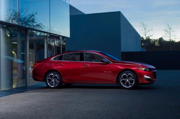 За доброто представяне на Chevrolet тази година помага победата на Malubu в този сегмент.  Второто и третото място са за Ford Fision и Kia Optima.