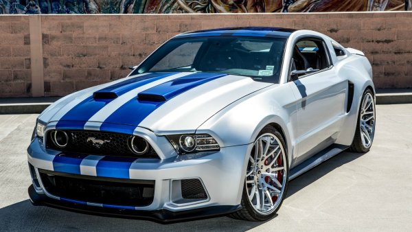 Тази кола дебютира дори по-рано от японския седан. Първите копия на Ford Mustang започват да се сглобяват през 1964 г. Интересното е, че колата премина през много модификации и все още се продава, въпреки че някои от нейните поколения (като второто, например) се оказаха неуспешни и можеше да доведат до спирането на модела.