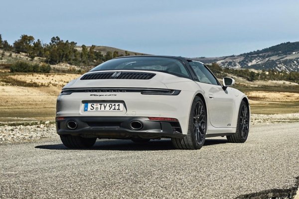 Още първото 911 можеше да достигне скорост от 210 км/ч, което е впечатляващ резултат за сериен автомобил от онова време. Porsche изчислява, че до края на 2005 г. колата е била продадена над 600 000 пъти. За премиум спортен автомобил това е отличен резултат. Друга характеристика на Porsche може да се нарече неговото признание в света. Когато чуем Porsche, се сещаме за 911, а не за модерните Taycan, Cayenne и Macan. 