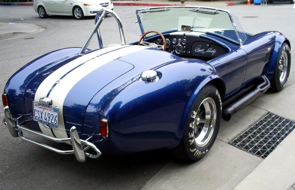 Компанията Shelby започна да внася британския роудстър в САЩ, но решава да замени стандартния двигател с 427 V8. Така се ражда легендарният AC Shelby Cobra 427. Мощността на двигателя достига 520 к.с., което е истинска фантазия за средата на миналия век. AC Shelby Cobra 427 се нуждае само 13,2 секунди, за да измине четвърт миля. И въпреки че производството на този автомобил е приключило през 1967 г., той може да се счита за истинска легенда. 