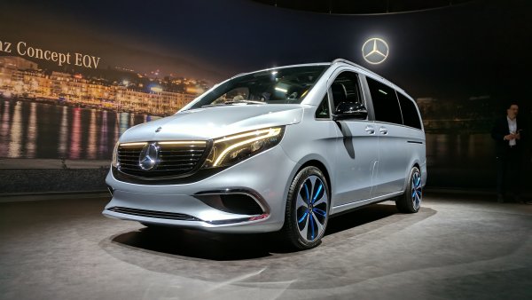 Обикновено не бихме сложили ван между най-интересните коли в света. Но EQV е първият опит да се въведе eлектрическо задвижване с голяма батерия в лекотоварния сегмент, и от него ще зависи дали забраните на двигателите с вътрешно горене в Западна Европа изобщо имат шанс. Пробегът с едно зареждане ще е 320 километра.