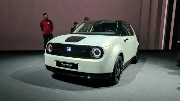 Японците уверяват, че това е максимално близо до бъдещия им сериен градски електромобил. Пробегът му ще е около 200 километра, а цената - към 35 хиляди евро. 