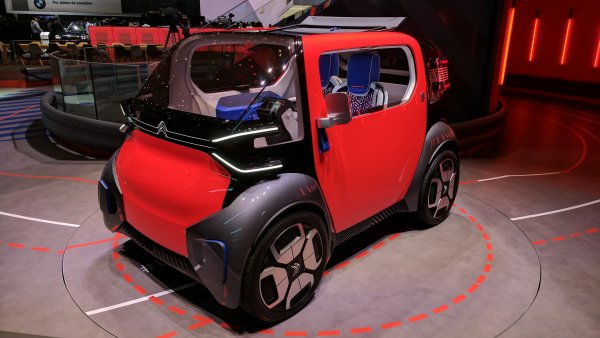 Сред блясъка на суперколите това е гласът на разума: малко градско електромобилче, предвидено основно за споделяне и наемане, с максимална скорост под 50 километра в час. Но пък всичко може да се управлява от смартфона ви, а цената ще е 5 000 евро. 