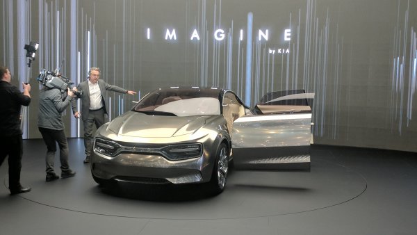 Това е идеята на корейците за по-луксозен електрически модел, който трябва да се появи в продажба през 2021 година. Създателите му обещават да има до 800 километра пробег с едно зареждане. 