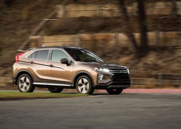 Кросоувърът на Mitsubishi също изглежда никак нелоша сделка, ако бъде избран след около година експлоатация. Евентуалният купувач ще спести повече от 8000 долара.
