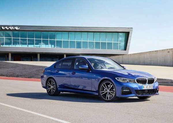 По-малкият баварски седан също изглежда като нелоша сделка, ако желаещият да го притежава изчака една година и го купи от пазара на употребявани автомобили. Това ще му спести около 15 000 долара.
