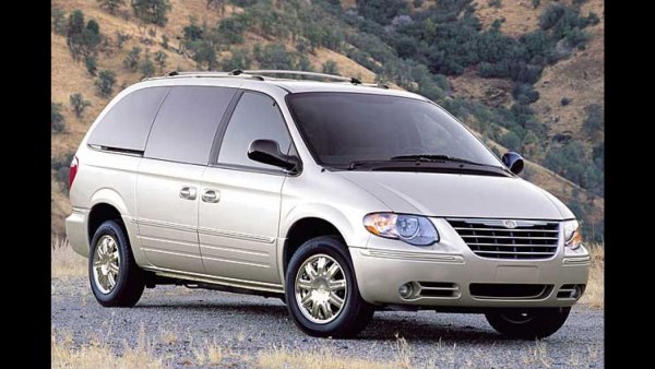 Музиката е най-добрият спътник на шофьора - това се е доказало с годините. Но аудиосистемата може да се окаже изключително опасен компонент в автомобила. И не говорим за слушането на долнопробни песни, с които да вбесявате околните, а за един сериозен риск.

Именно такъв се появил в модела Chrysler Voyager през 2004 година. Оказало се, че при пускане на радиото в минивана можел да стане пожар. Причината била кондензация в климатичната система, която попадала в аудиото и можела да направи късо съединение. Особено ако решите да засилите повече звука на задните говорители.