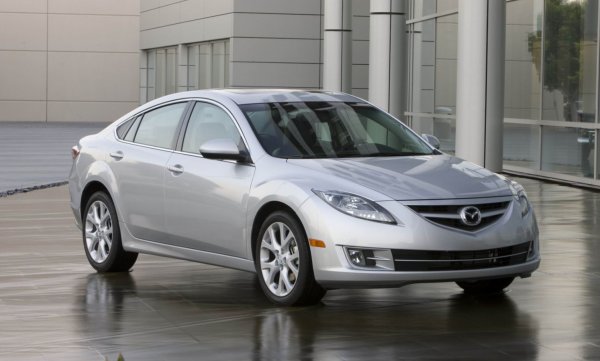 Паяците обичат да се завират из автомобилите, тъй като те представляват топли и закътани местенца. И да, наистина е досадно да чистите паяжини из колата си, но в случая става въпрос за малко по-сериозен проблем, който засегнал над 107 000 автомобила.
Mazda привикала в сервизите хиляди машини от флагмана Mazda 6, произведени между 2009 и 2012 година. Причината: мрежите на паяци блокирали изпарителните контейнери в резервоарите. Това довеждало до ограничаване на потока на горивото, което пък можело да причини отрицателно налягане в резервоара. В резултат, последният можел да се напука и да причини теч на гориво и дори пожар. За щастие, нямало регистриран тежък случай.